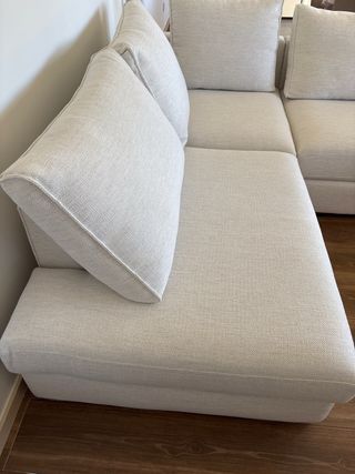 Sofa con chaise longe nuevo tejido anti manchas.