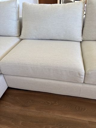 Sofa con chaise longe nuevo tejido anti manchas.