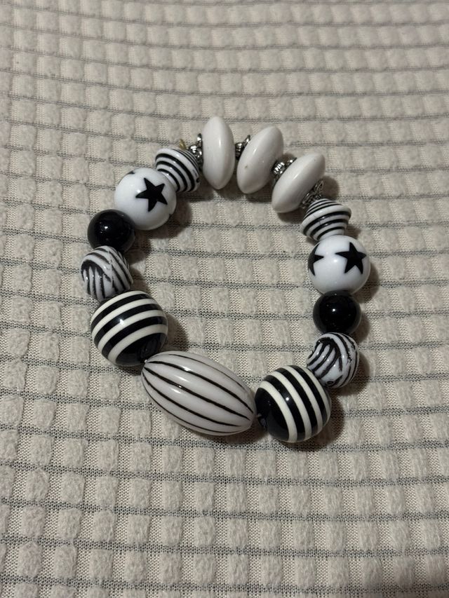Pulsera blanca y negra