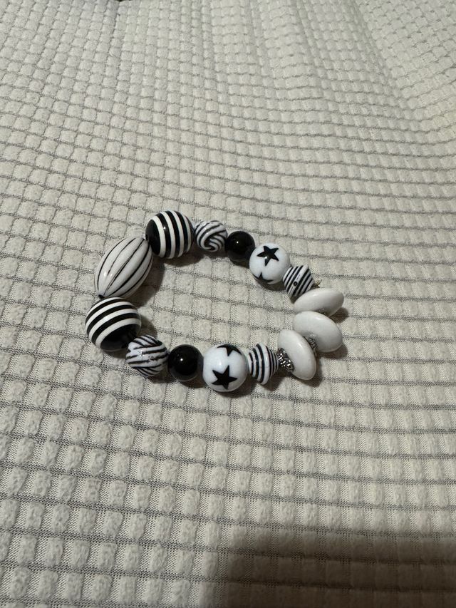 Pulsera blanca y negra