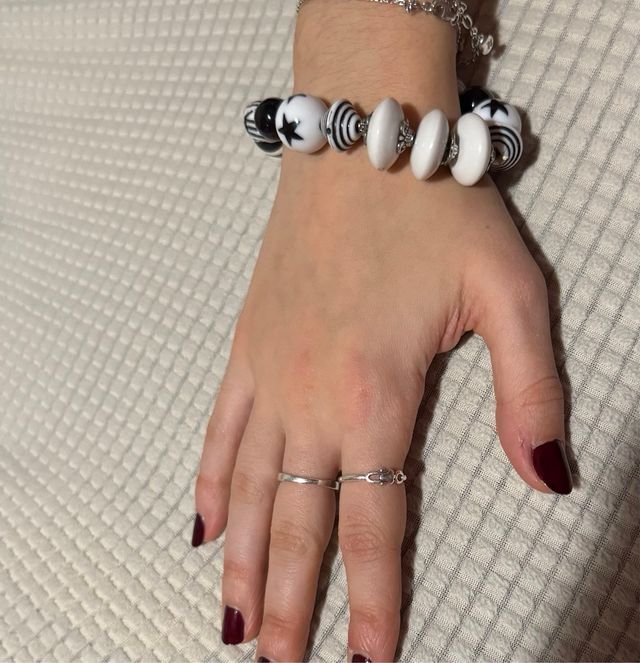 Pulsera blanca y negra