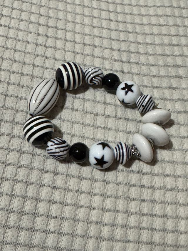 Pulsera blanca y negra