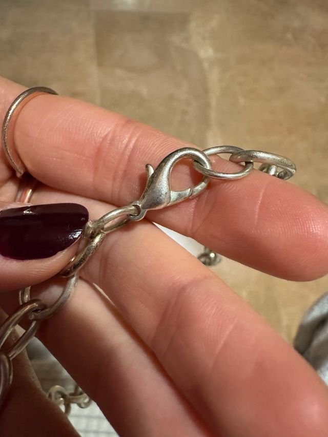 Colgante largo de flor negra grande