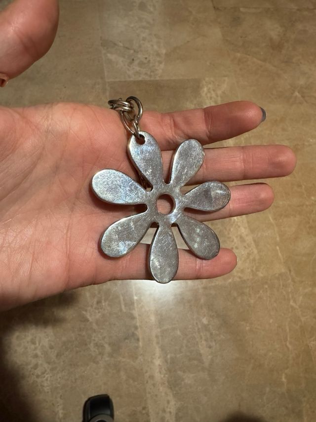 Colgante largo de flor negra grande