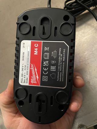 Caricabatterie milwaukee m4