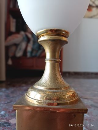 Lampara de mesa estilo huevo de avestruz