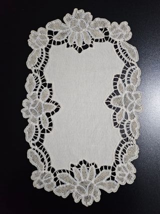 Prezioso set 3 centrini con ricamo a rinascimento