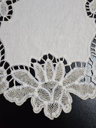 Prezioso set 3 centrini con ricamo a rinascimento
