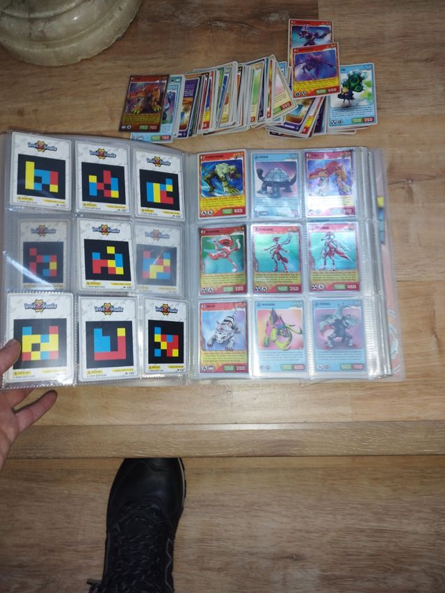 Album Invizimals y cartas