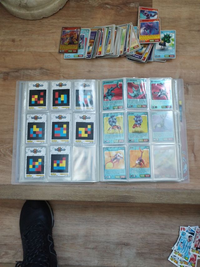 Album Invizimals y cartas