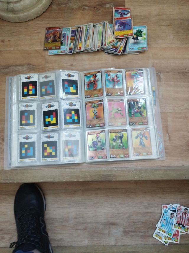 Album Invizimals y cartas