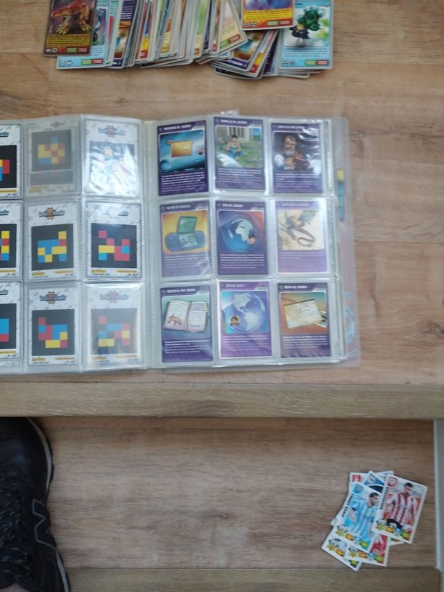 Album Invizimals y cartas