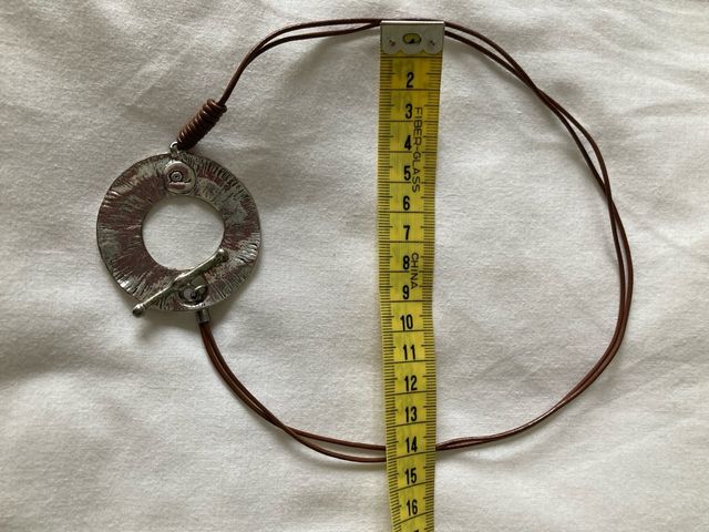 Gargantilla cuero y adorno metalico