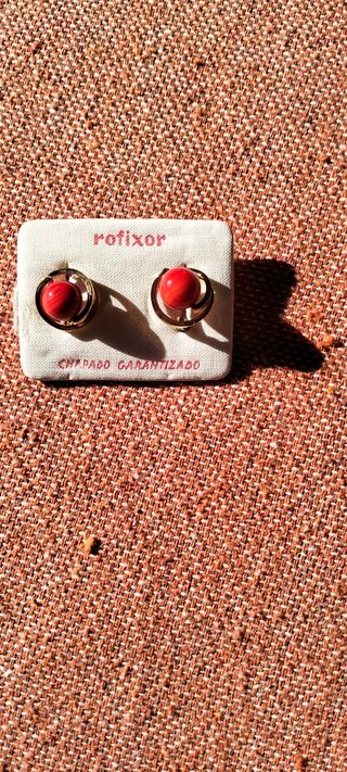 Pendientes chapados en oro de coral rojo.