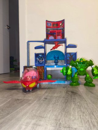 Base Pj Mask con varios muñecos, vehículo y robot