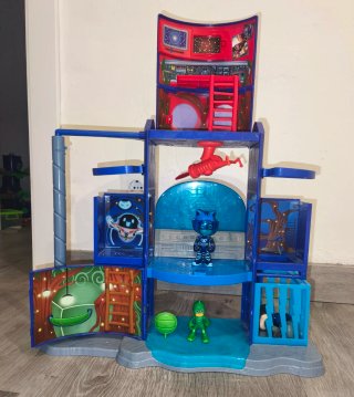 Base Pj Mask con varios muñecos, vehículo y robot