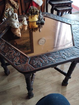 Mesita castellana antigua maziza con taburetes.