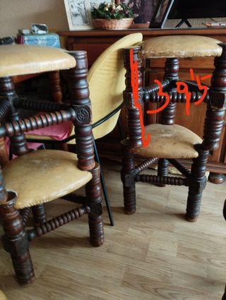 Mesita castellana antigua maziza con taburetes.