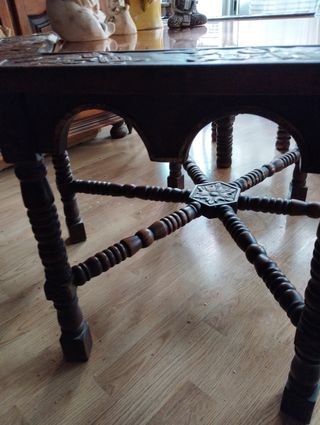 Mesita castellana antigua maziza con taburetes.