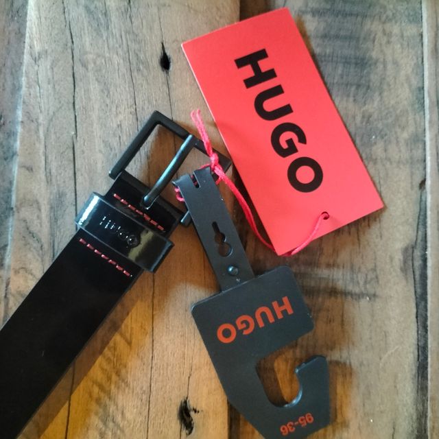 Cinturón HUGO negro con brillo.