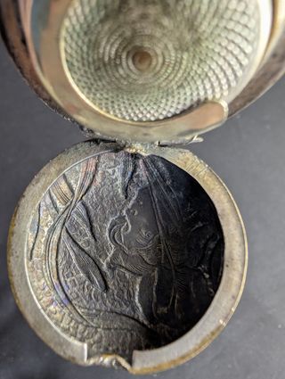 Cajita Art Nouveau para guardar soberanos de oro