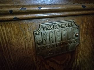 CAJA FUERTE MUY ANTIGUA