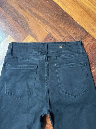 Pantalón negro ajustado acampanado cuplé talla S