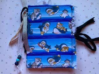 Libreta solidaria gato Mofusand y 2 bolis