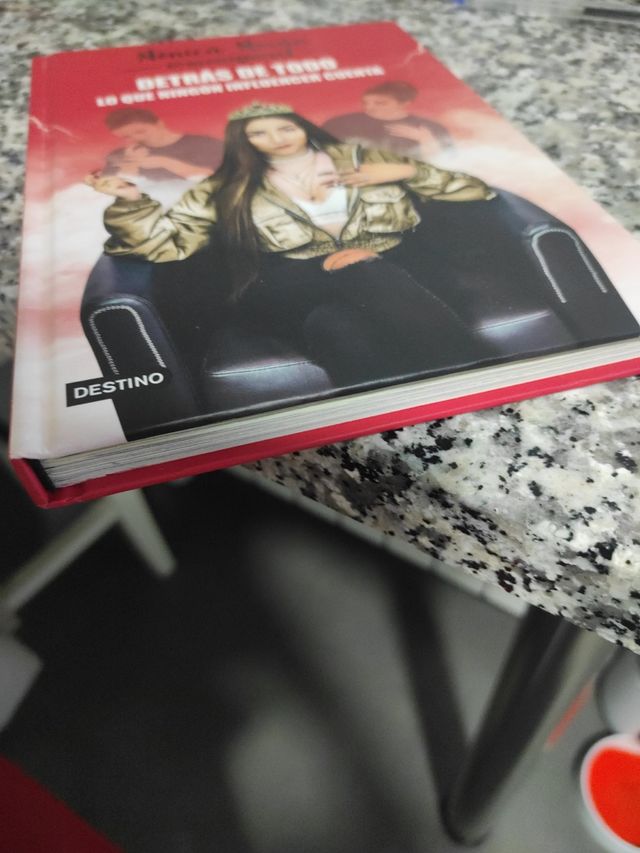 Detrás de todo. Lo que ningún influencer cuenta