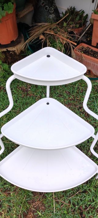 Estantería metálica blanca