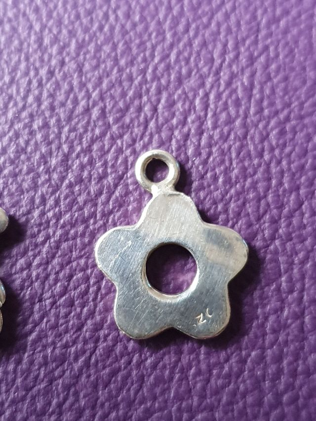 3 Colgantes ,dijes, de plata. 