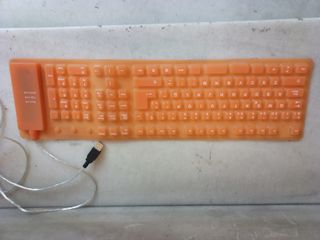 2 monitores, 4 teclados y 4 ratones