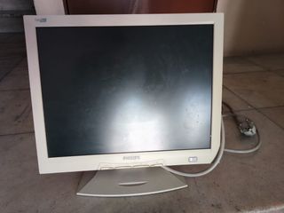 2 monitores, 4 teclados y 4 ratones