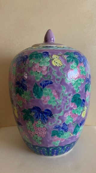 Soporte de madera con jarrón chino