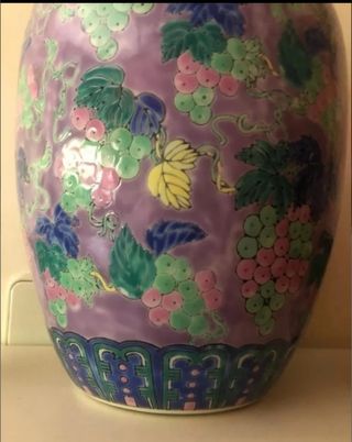 Soporte de madera con jarrón chino