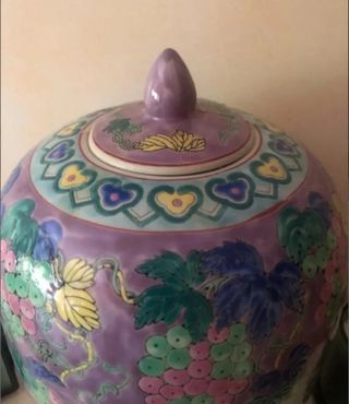 Soporte de madera con jarrón chino