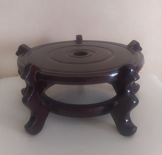 Soporte de madera con jarrón chino