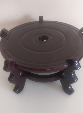 Soporte de madera con jarrón chino