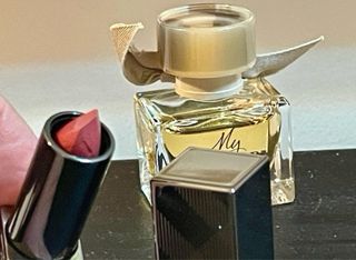 Perfume y barra de labios Burberry