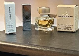 Perfume y barra de labios Burberry