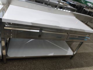 MESA DE ACERO CON BALDA Y CAJONES