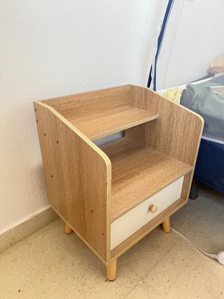 Mesilla de noche pequeña casi nueva