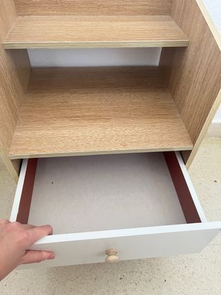 Mesilla de noche pequeña casi nueva