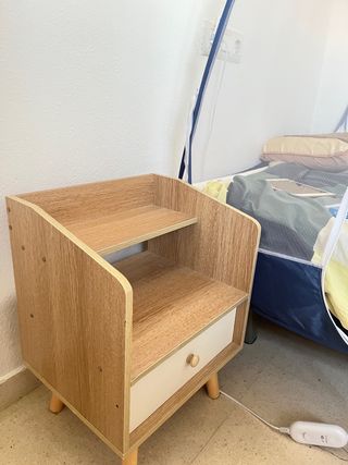 Mesilla de noche pequeña casi nueva