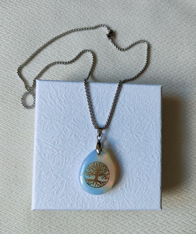 Girocollo con ciondolo opalescente