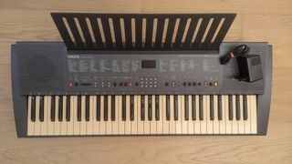 Teclado Yamaha PSR-200 y soporte plegable