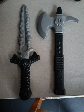 Espada y hacha juguete.