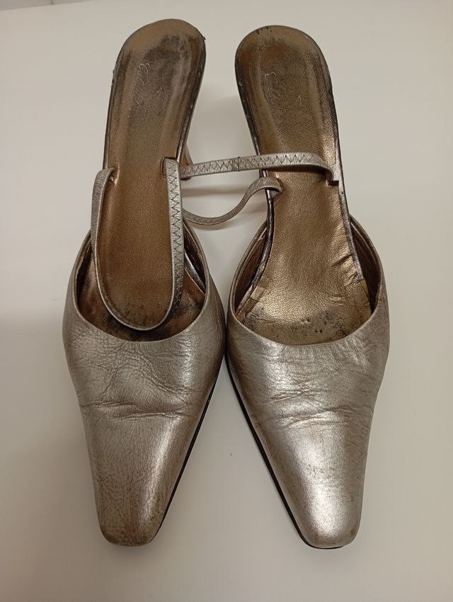 Zapatos plateados de piel.Cómodos tacón