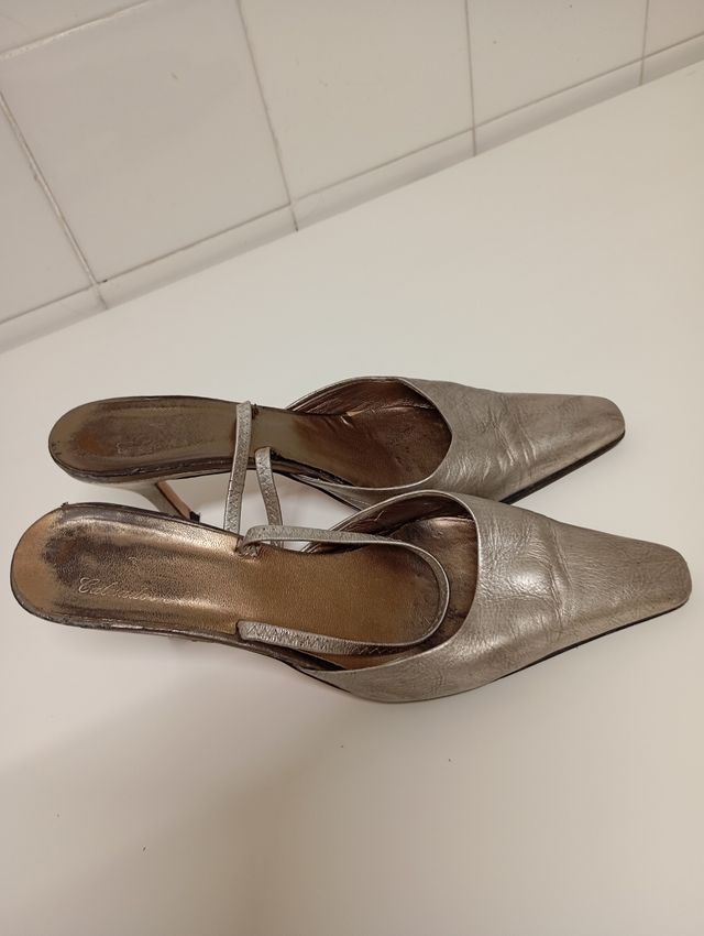 Zapatos plateados de piel.Cómodos tacón