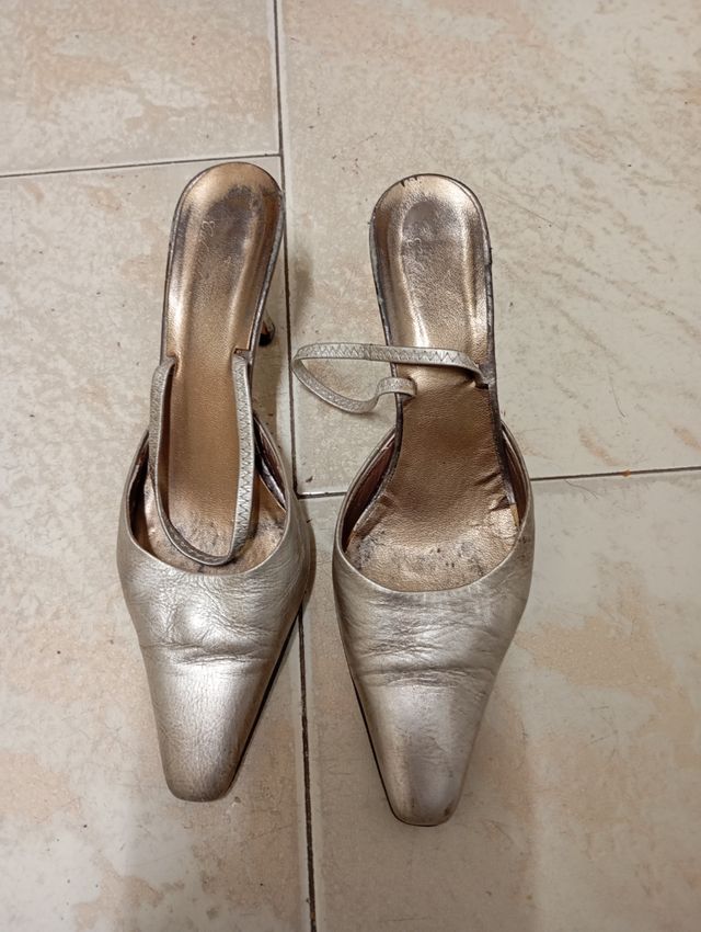 Zapatos plateados de piel.Cómodos tacón